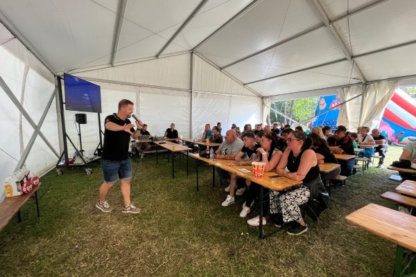 QuizLegal interaktív pub kvíz (kocsmavíz) céges rendezvényekre, csapatépítőkre, fesztiválokra, esküvőre, születésnapra