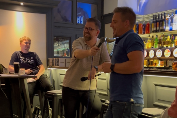 QuizLegal interaktív pub kvíz (kocsmavíz) céges rendezvényekre, csapatépítőkre, fesztiválokra, esküvőre, születésnapra