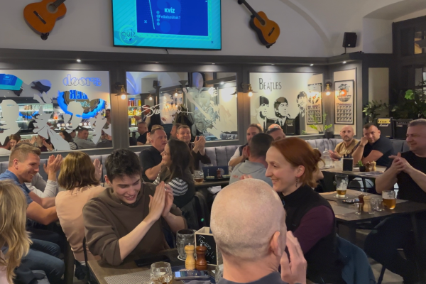 QuizLegal interaktív pub kvíz (kocsmavíz) céges rendezvényekre, csapatépítőkre, fesztiválokra, esküvőre, születésnapra